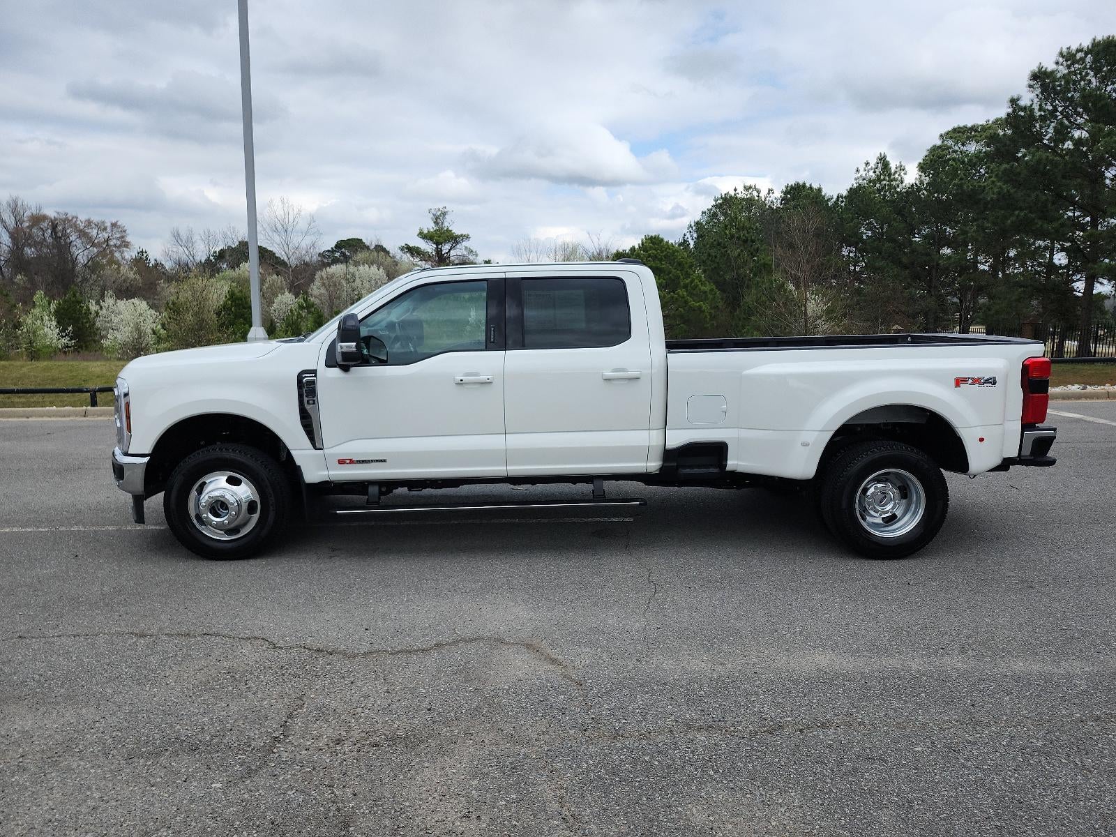 2024 Ford Super Duty F-350 DRW LARIAT