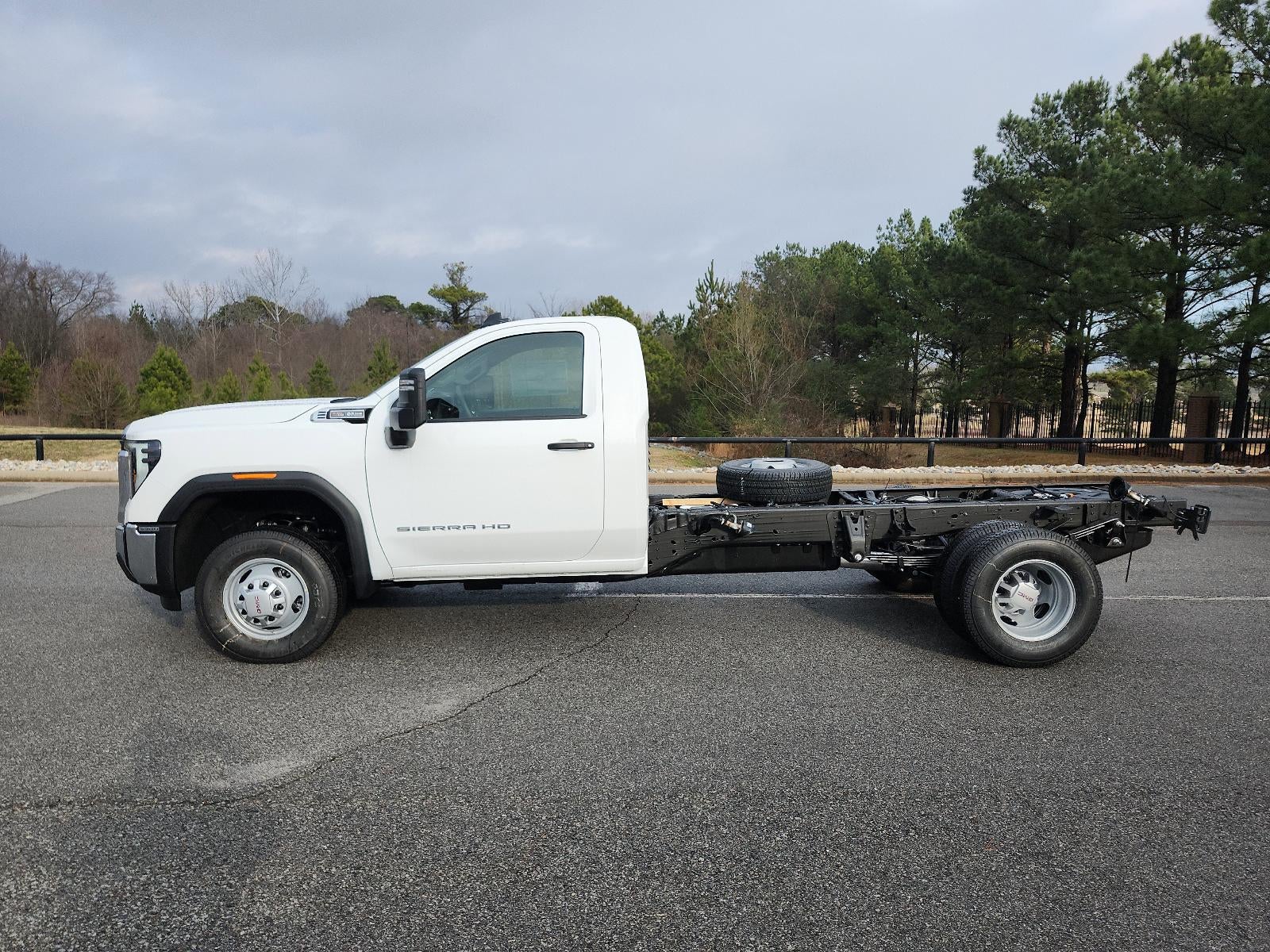 2026 GMC Sierra 3500 HD Chassis Cab 4WD Reg Cab 171" WB, 84.5" CA Pro