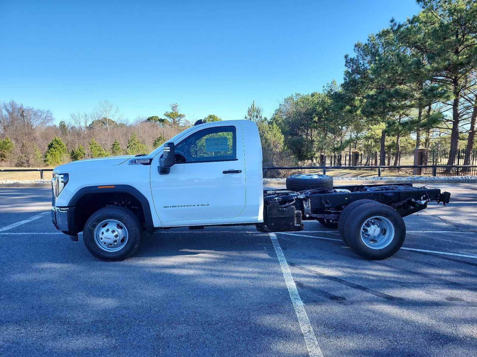 2026 GMC Sierra 3500 HD Chassis Cab 4WD Reg Cab 146" WB, 60" CA Pro