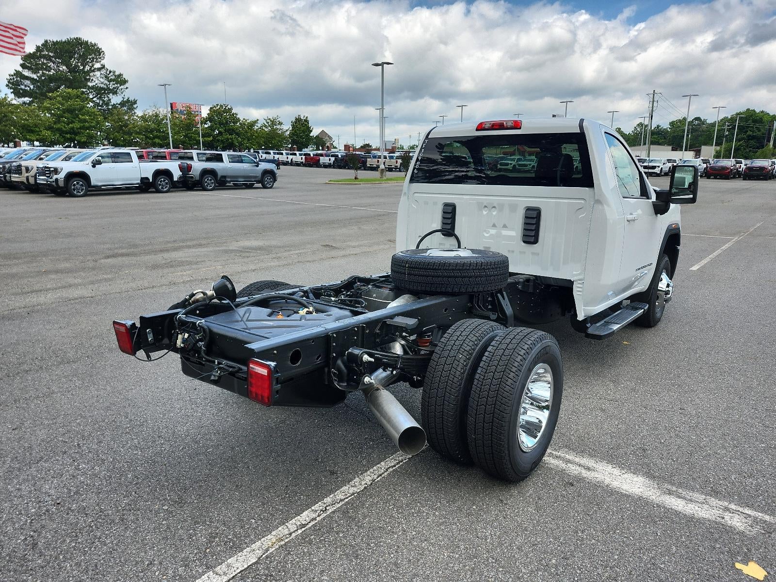 2026 GMC Sierra 3500 HD Chassis Cab 4WD Reg Cab 146" WB, 60" CA SLE
