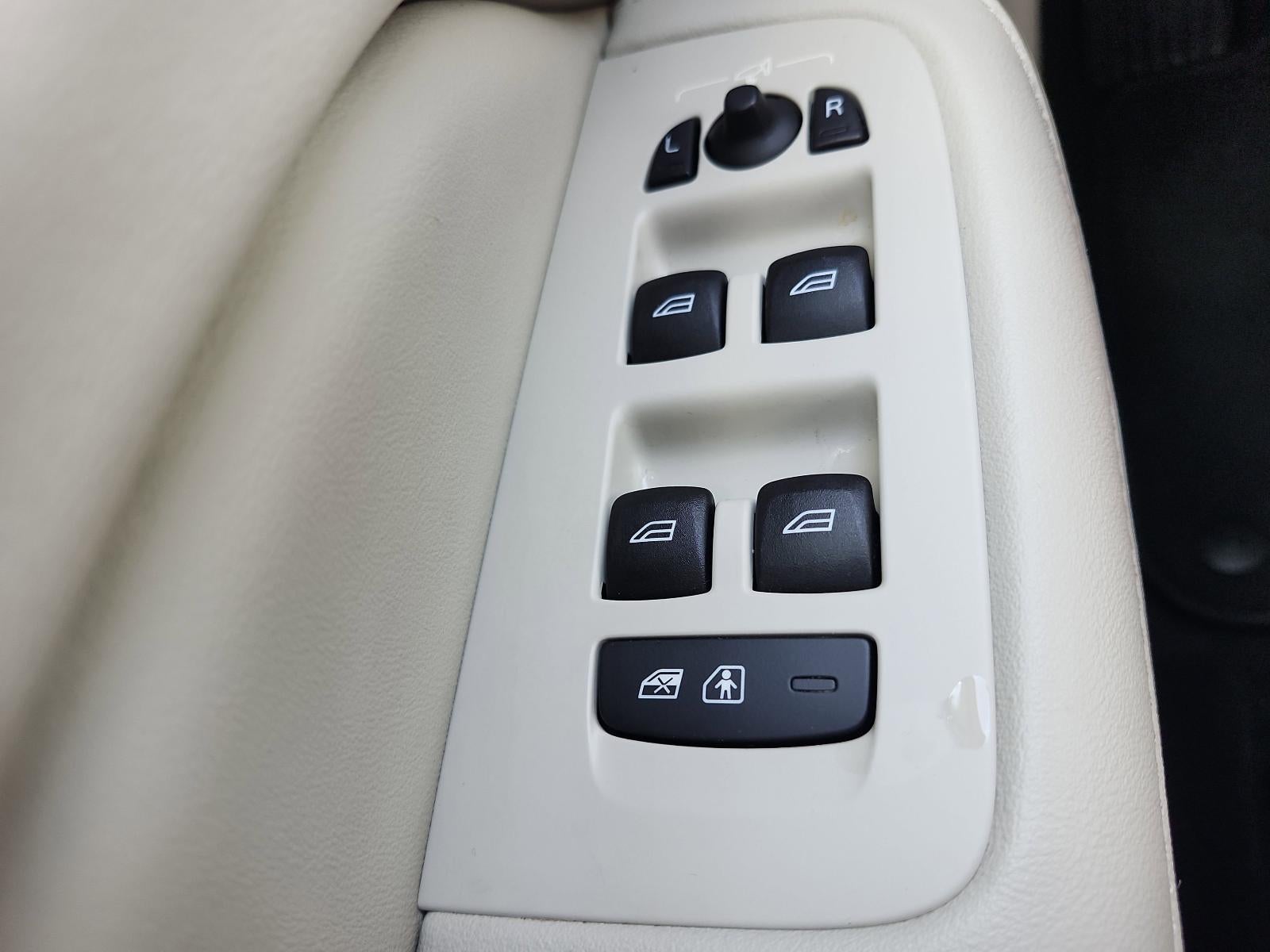 2024 Volvo S60 Plus Dark Theme