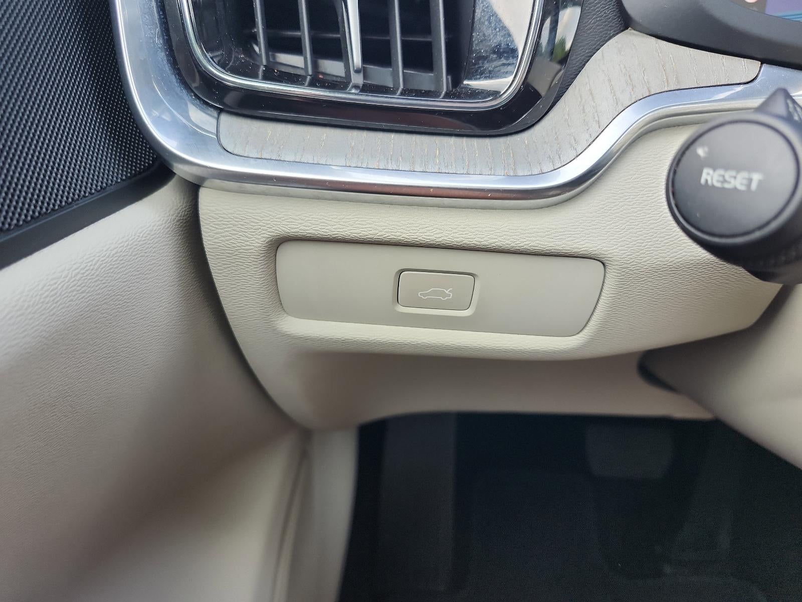 2024 Volvo S60 Plus Dark Theme