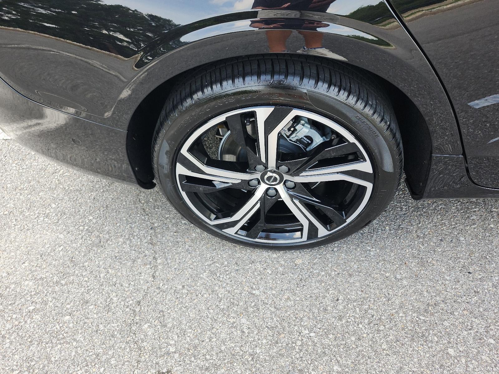 2024 Volvo S60 Plus Dark Theme