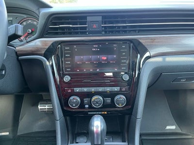 2022 Volkswagen Passat 2.0T Limited Edition