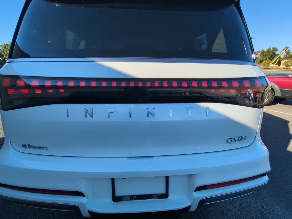 2027 INFINITI QX80 LUXE