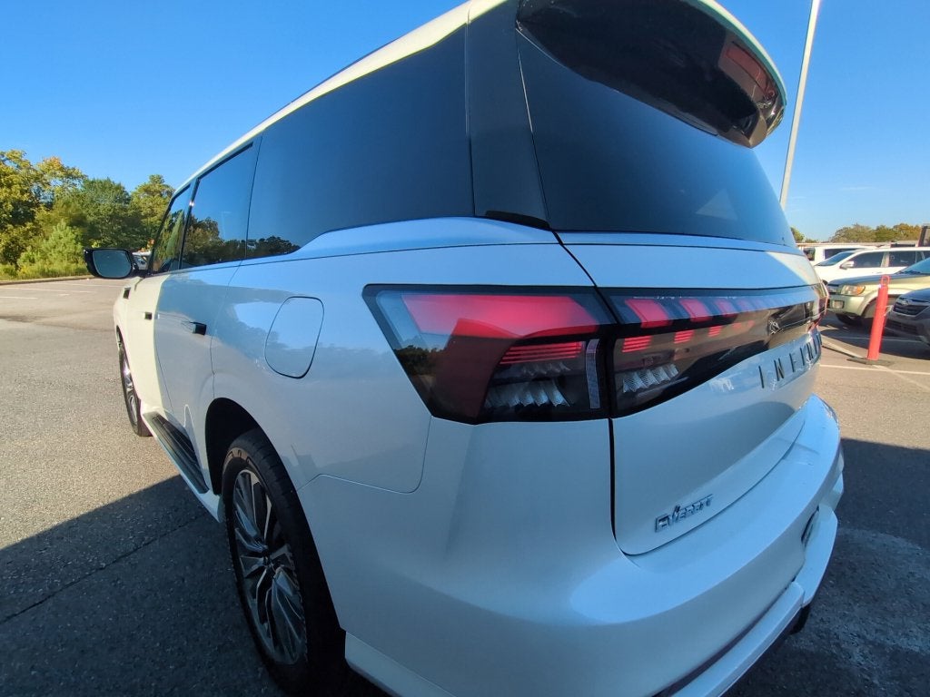 2027 INFINITI QX80 LUXE