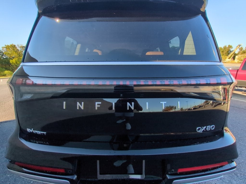 2027 INFINITI QX80 LUXE