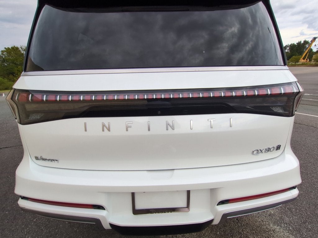 2027 INFINITI QX80 Luxe 4WD