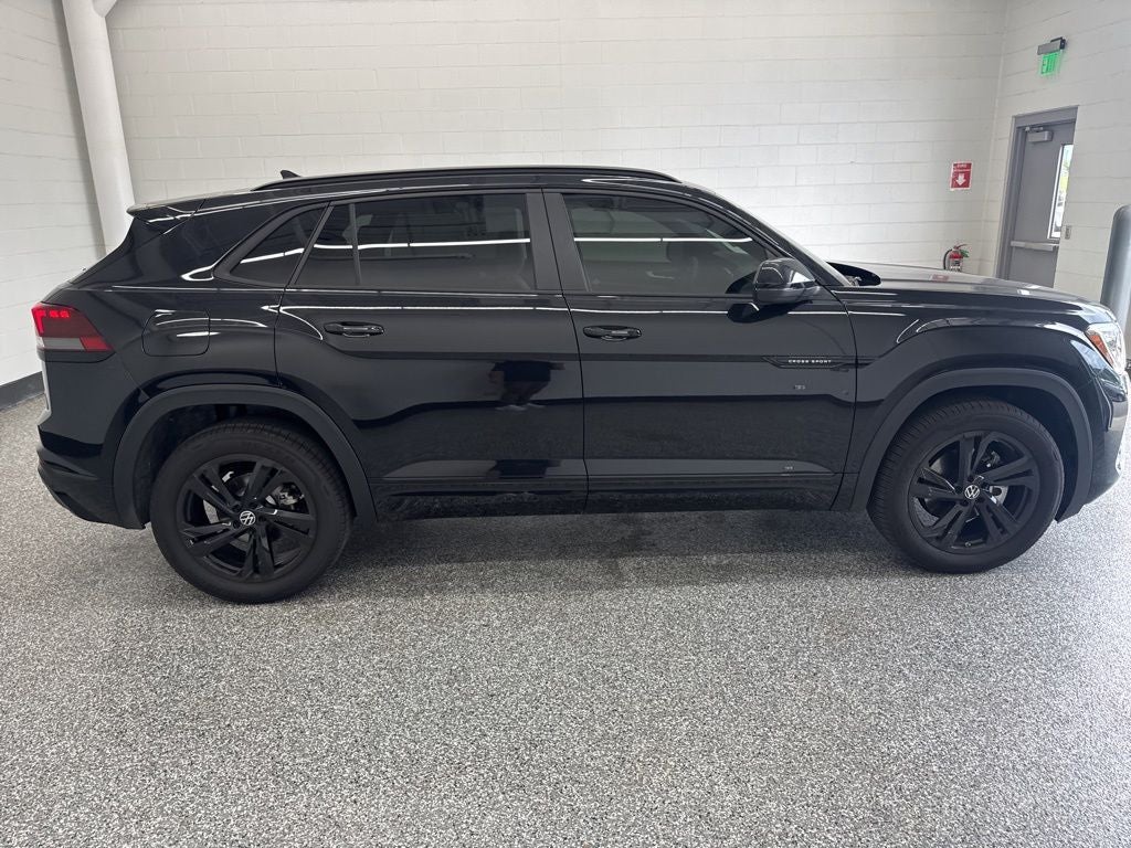 2026 Volkswagen Atlas Cross Sport 2.0T SEL R-Line Black