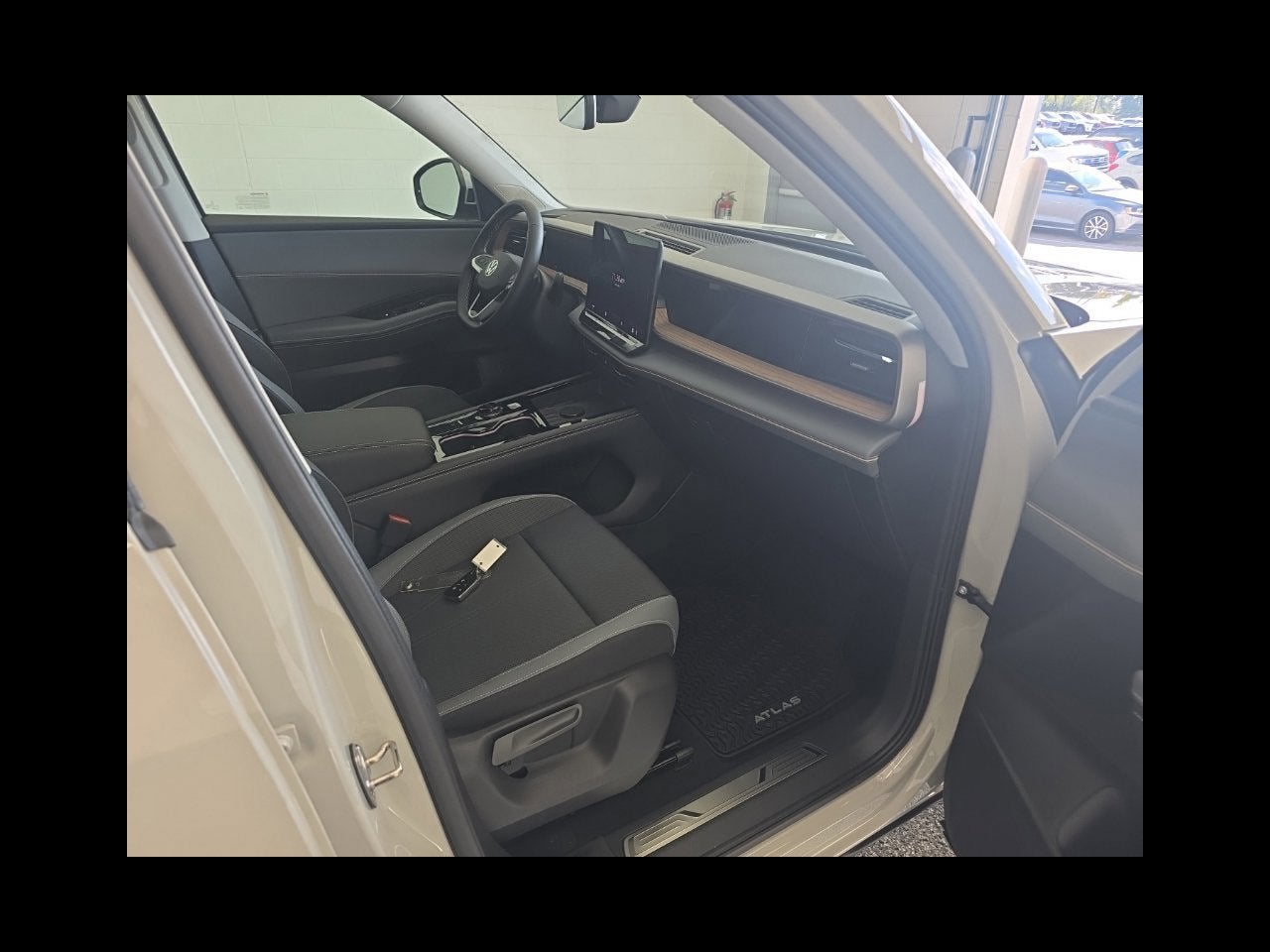 2027 Volkswagen Atlas SE w/Technology