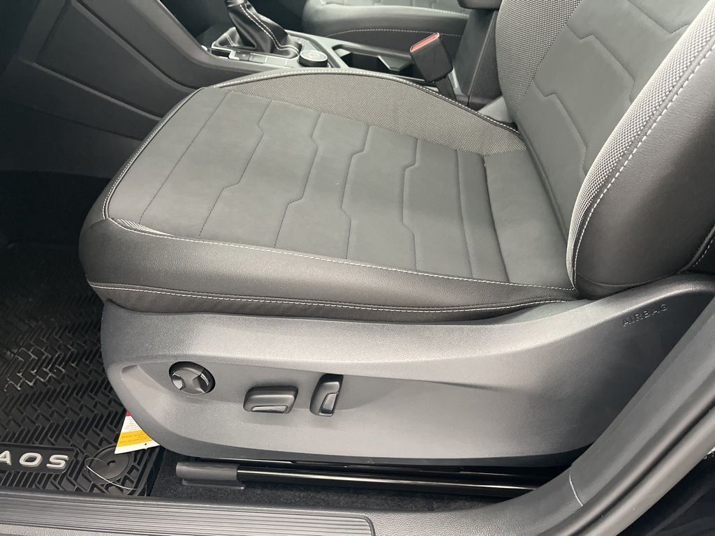 2026 Volkswagen Taos 1.5T SE Black