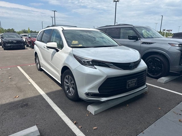 2024 Toyota Sienna XLE 8 Passenger