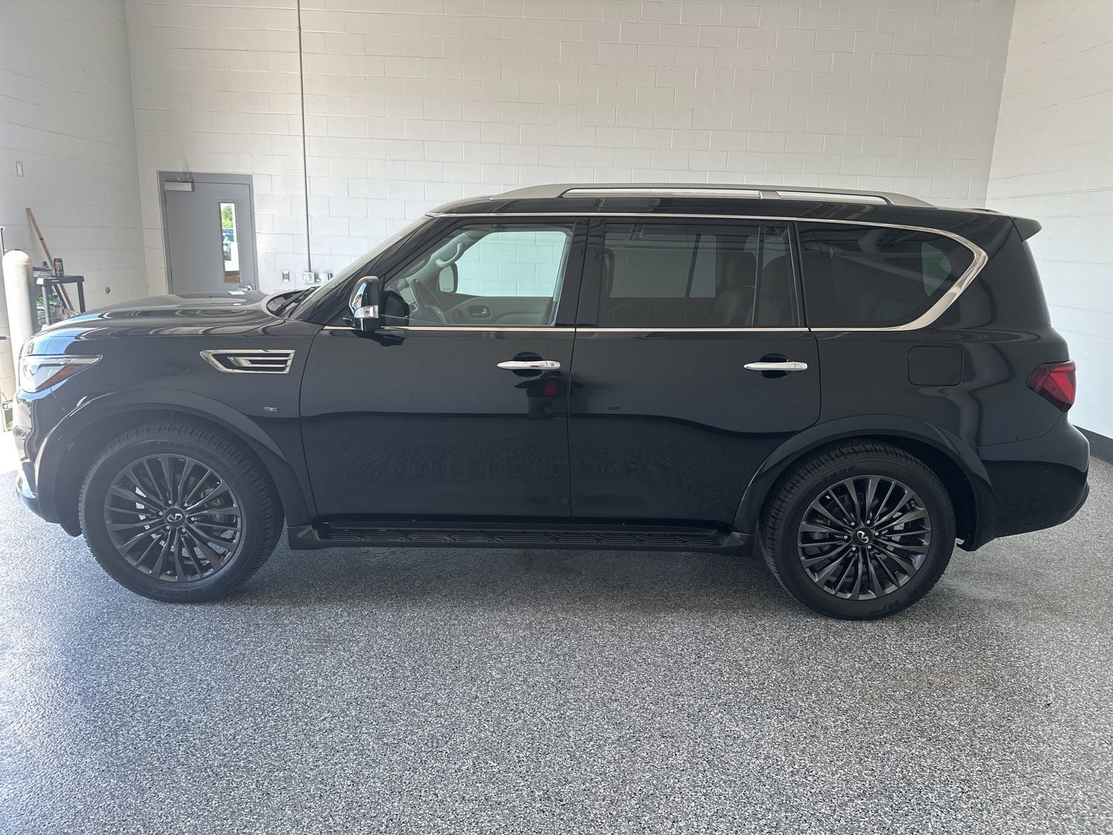 2023 INFINITI QX80 Premium Select