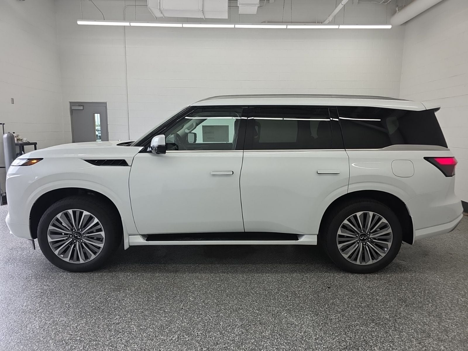 2026 INFINITI QX80 LUXE