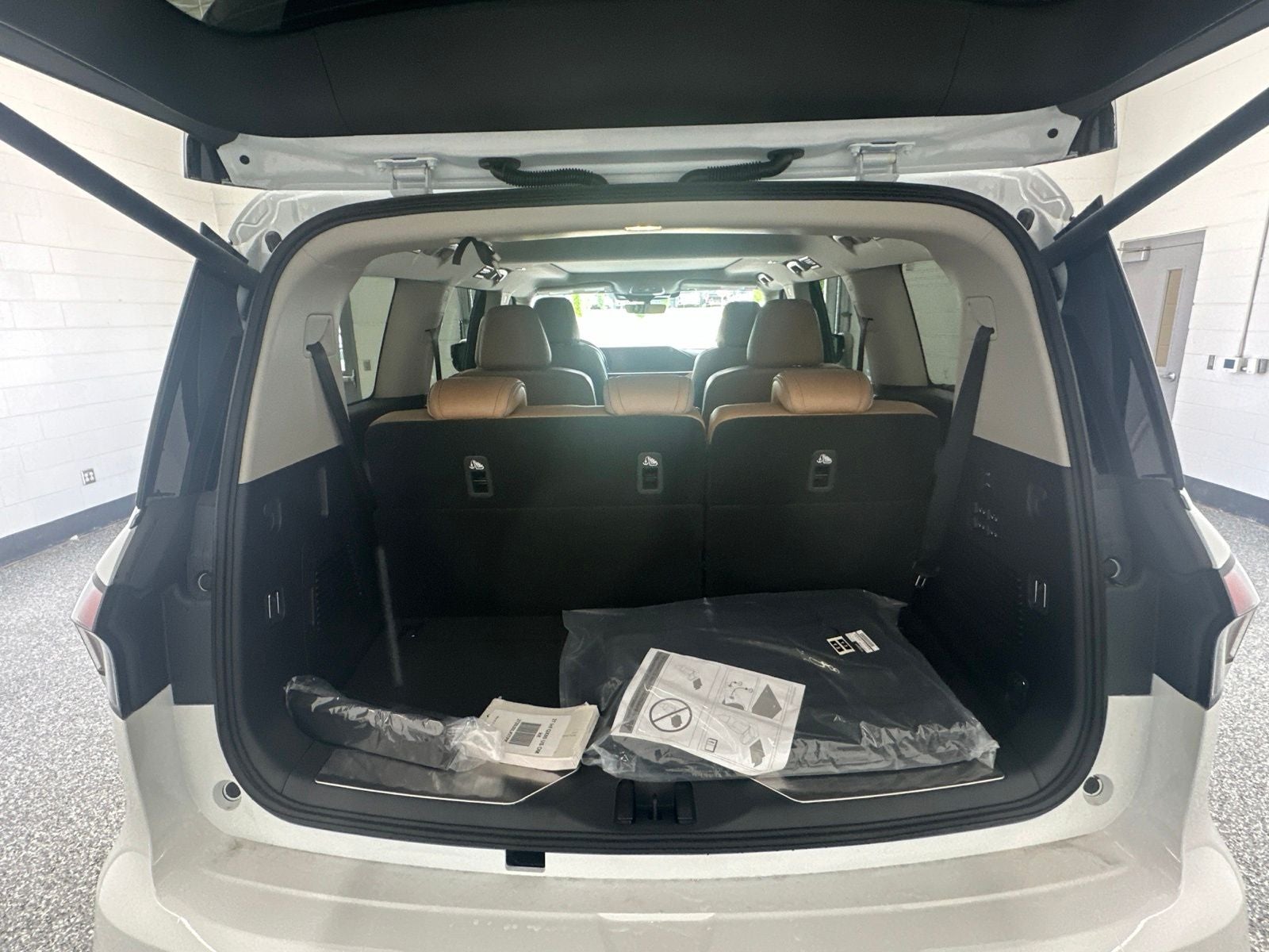 2027 INFINITI QX80 LUXE