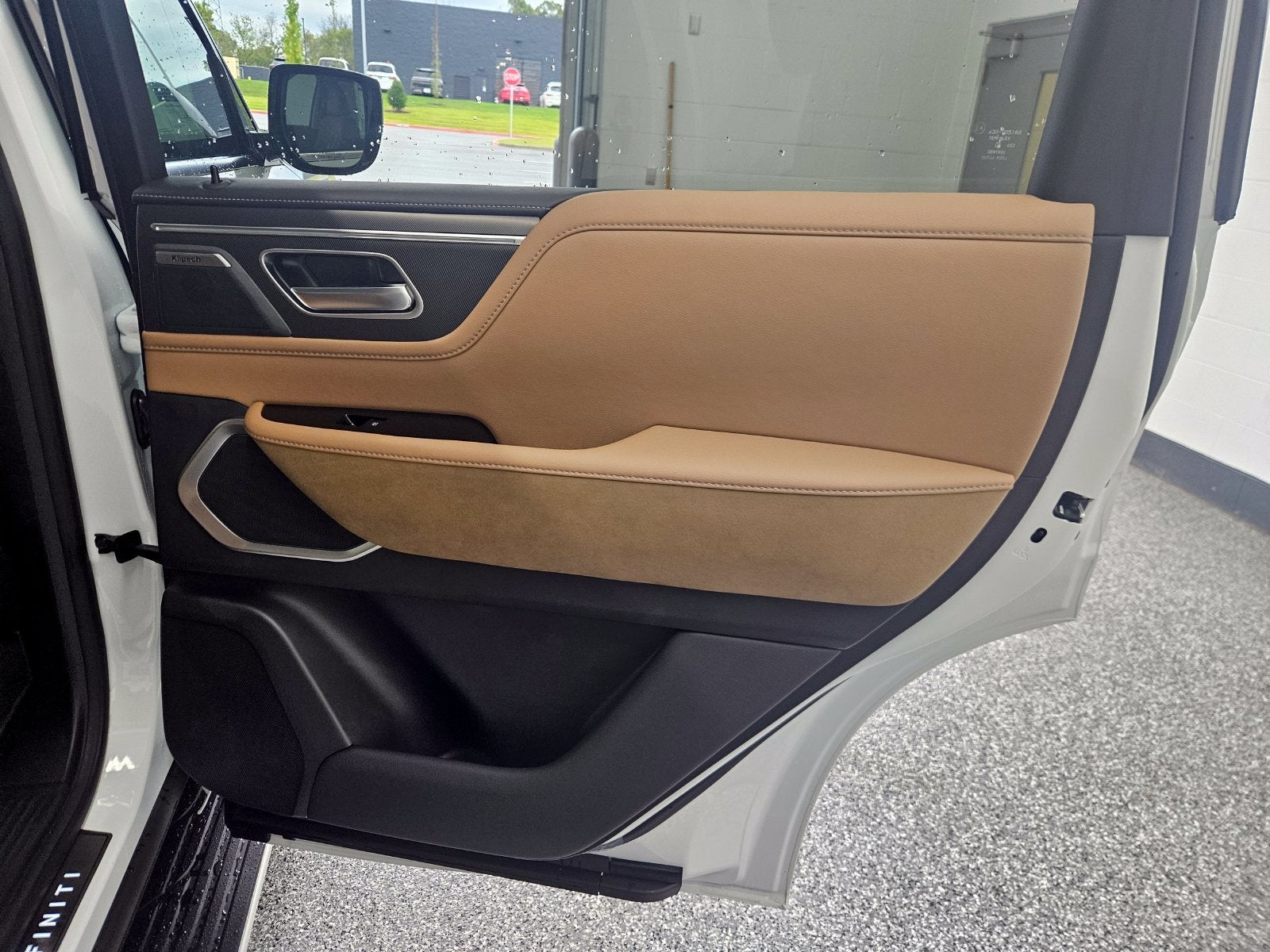 2027 INFINITI QX80 LUXE