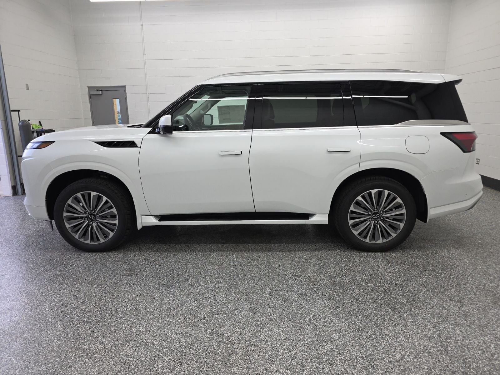 2026 INFINITI QX80 LUXE