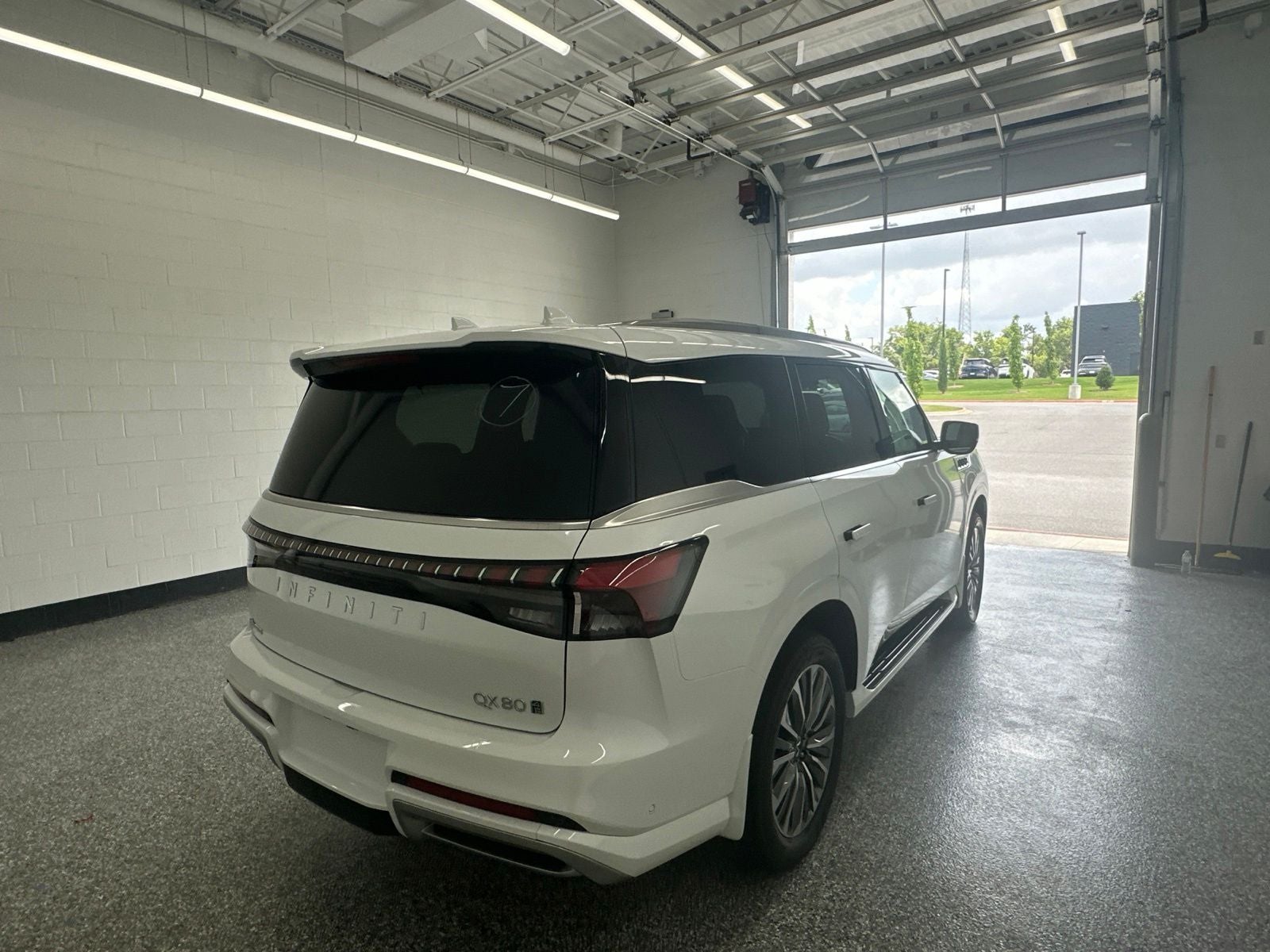 2027 INFINITI QX80 LUXE