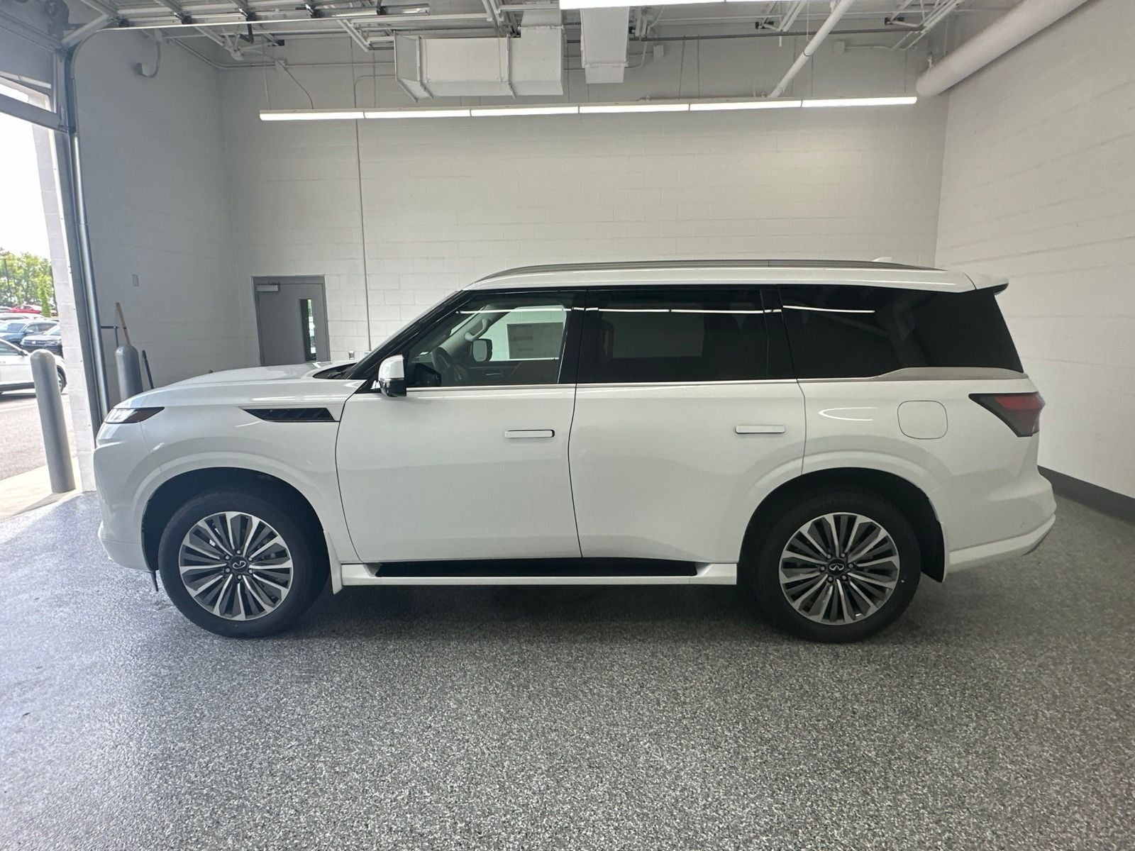 2027 INFINITI QX80 LUXE