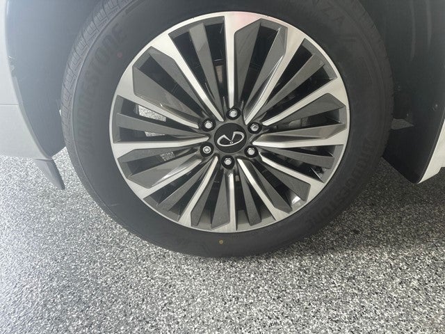 2027 INFINITI QX80 LUXE