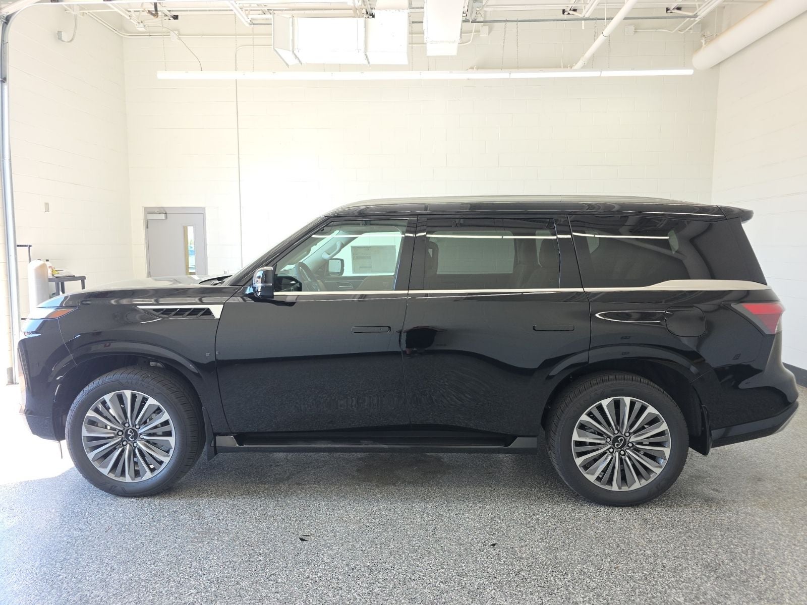 2026 INFINITI QX80 LUXE