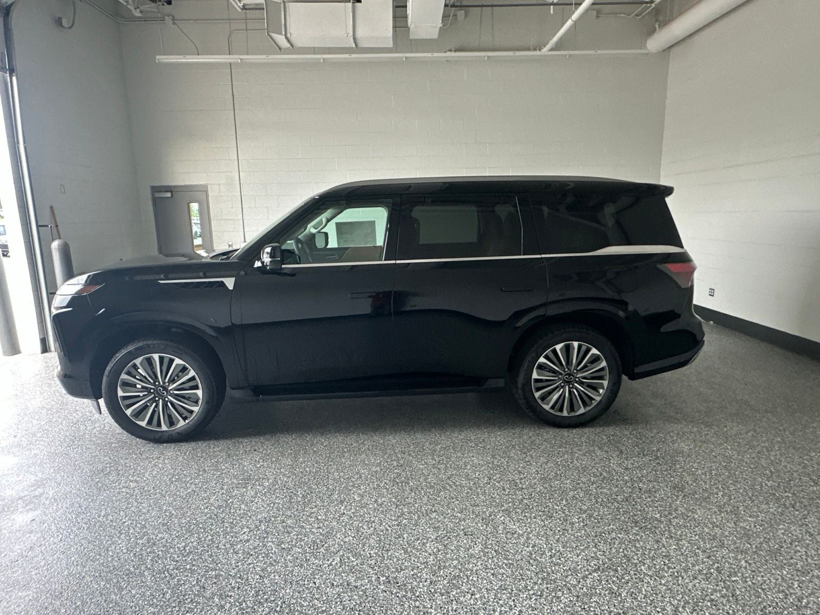 2027 INFINITI QX80 LUXE