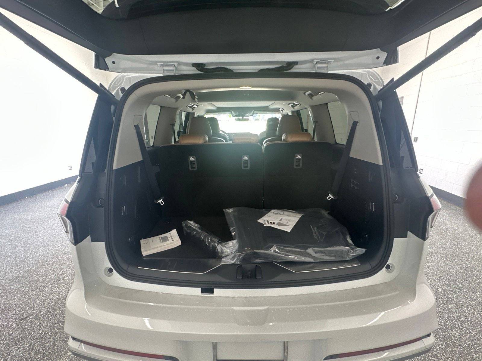 2027 INFINITI QX80 LUXE