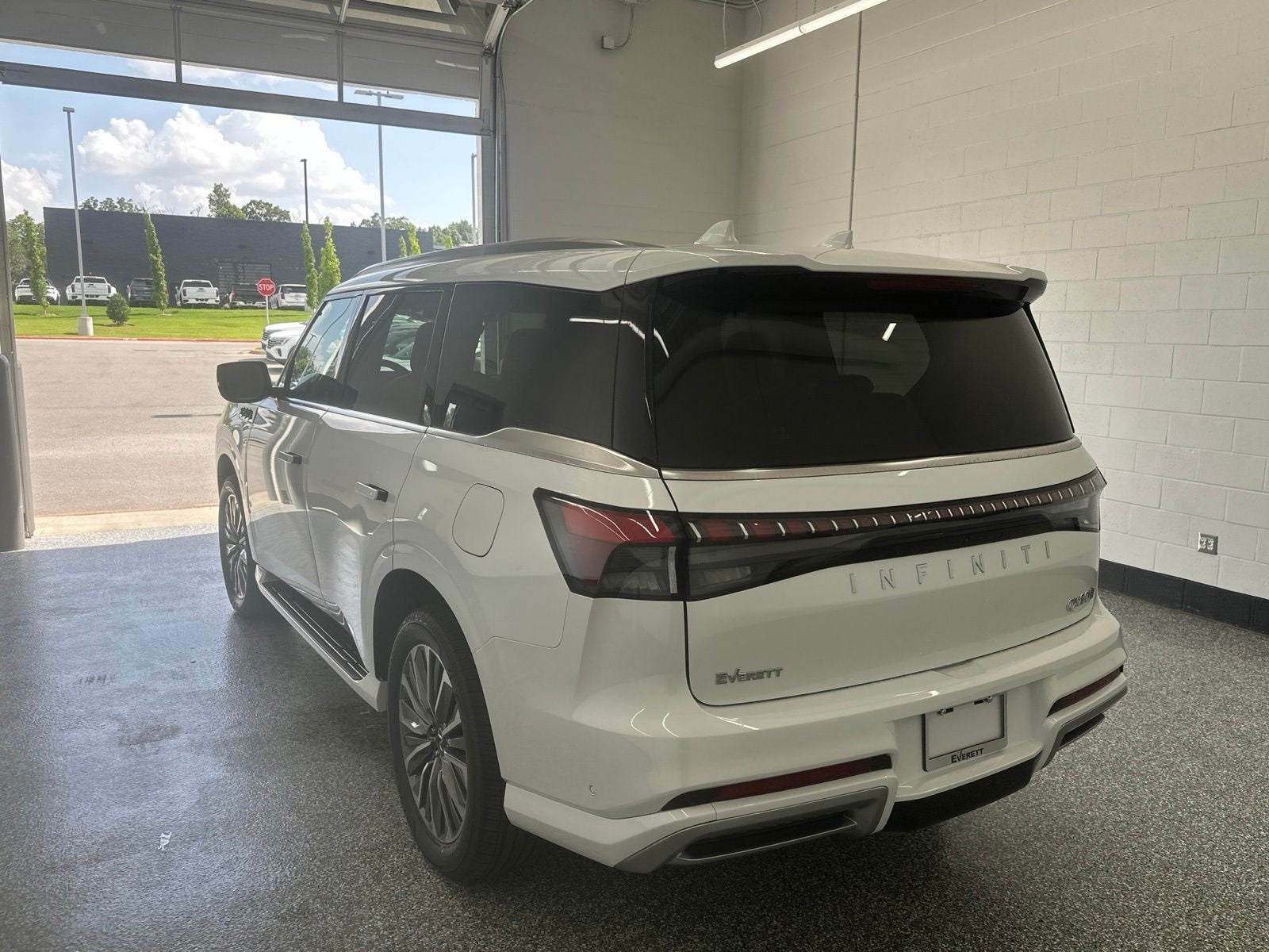 2027 INFINITI QX80 LUXE