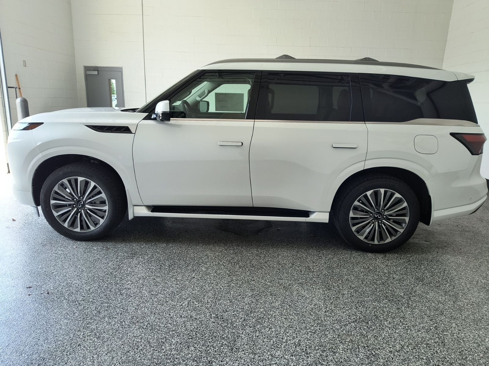 2027 INFINITI QX80 LUXE