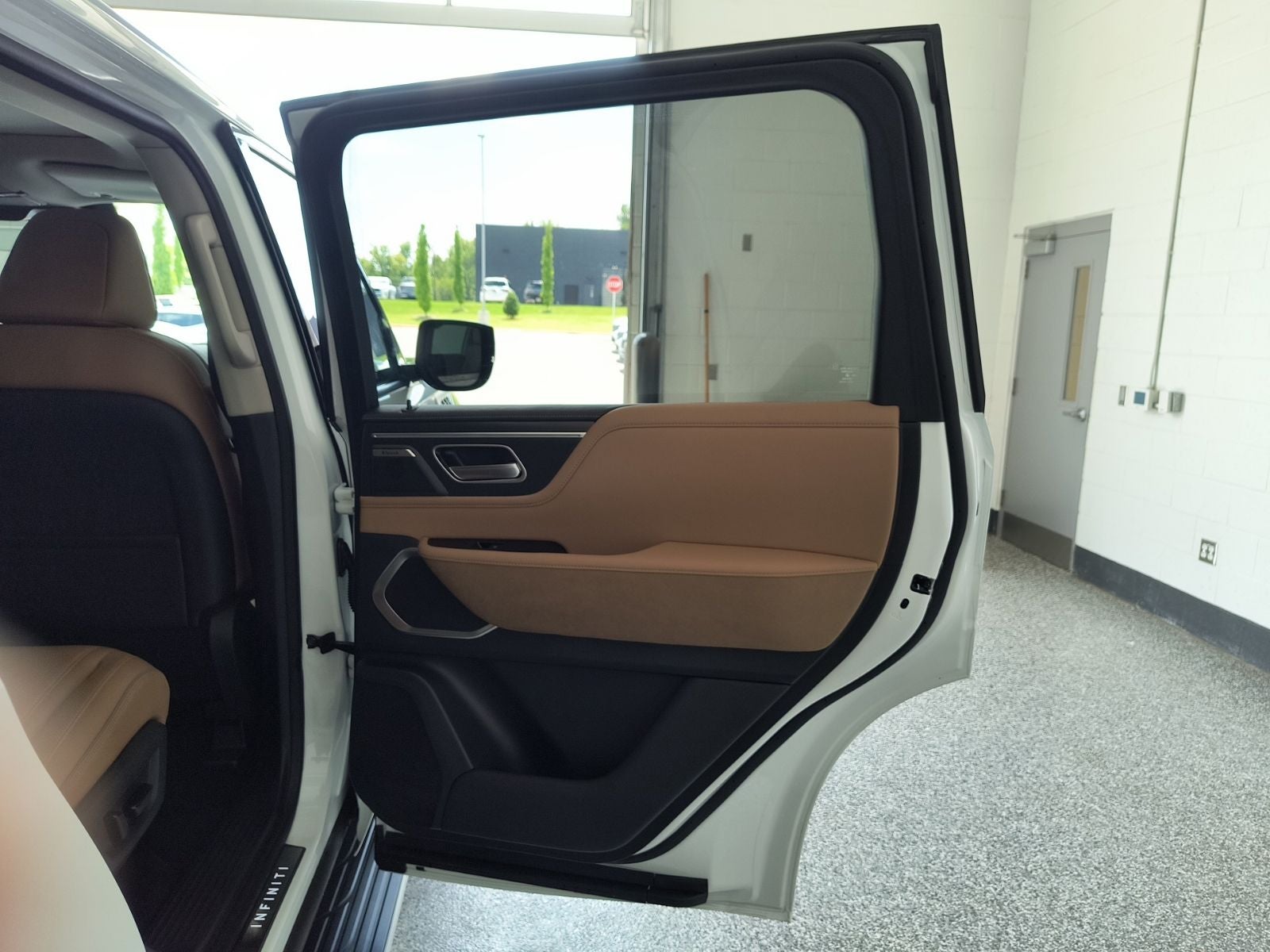 2027 INFINITI QX80 LUXE