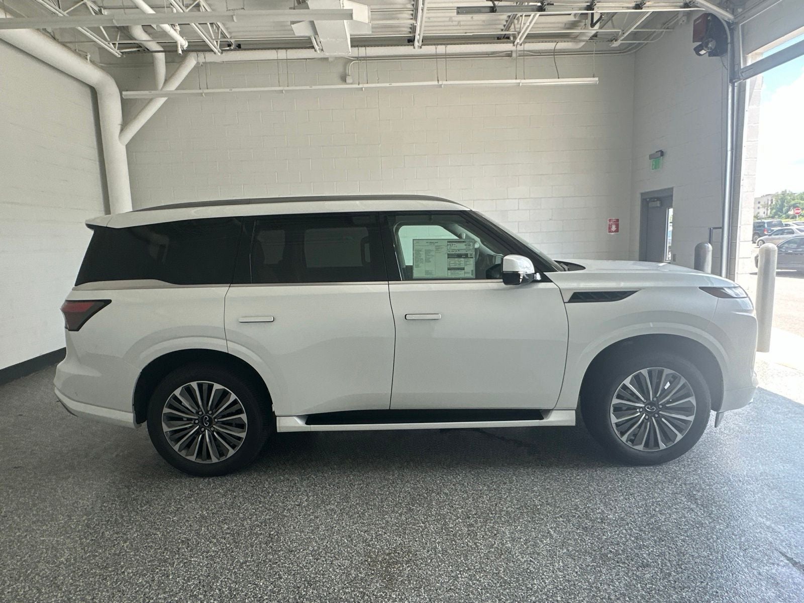 2027 INFINITI QX80 LUXE
