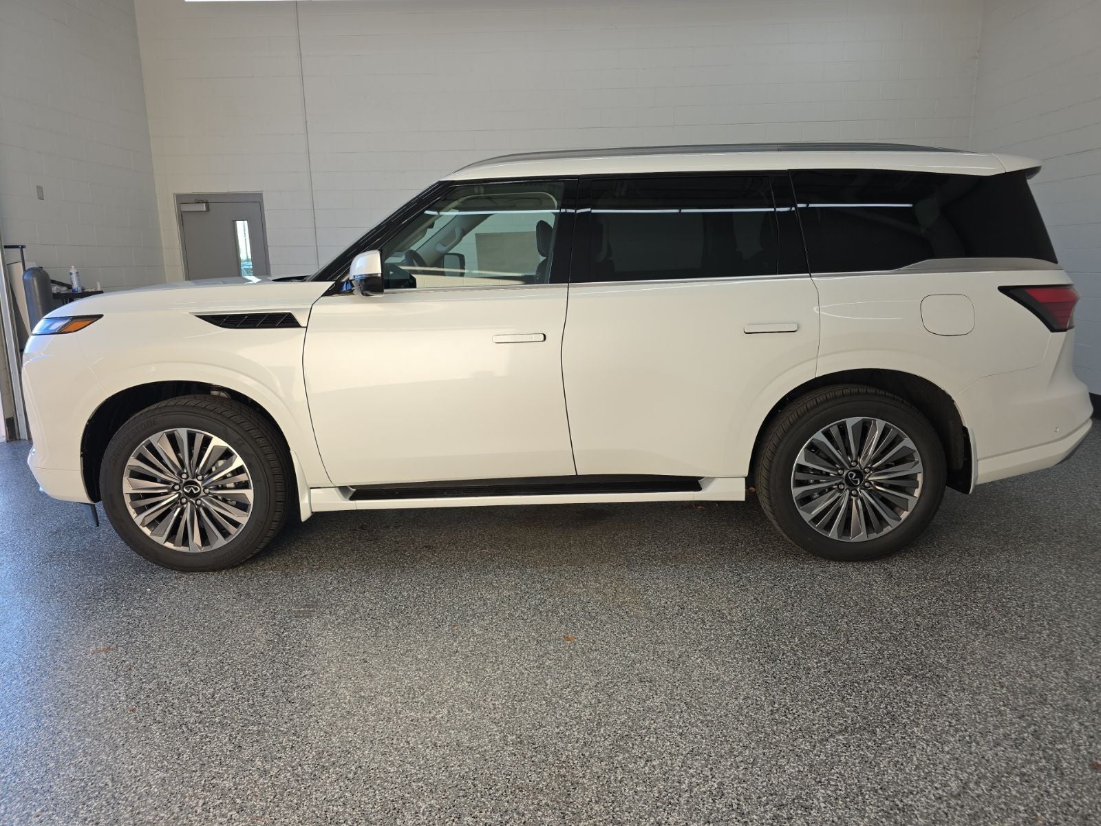2026 INFINITI QX80 LUXE
