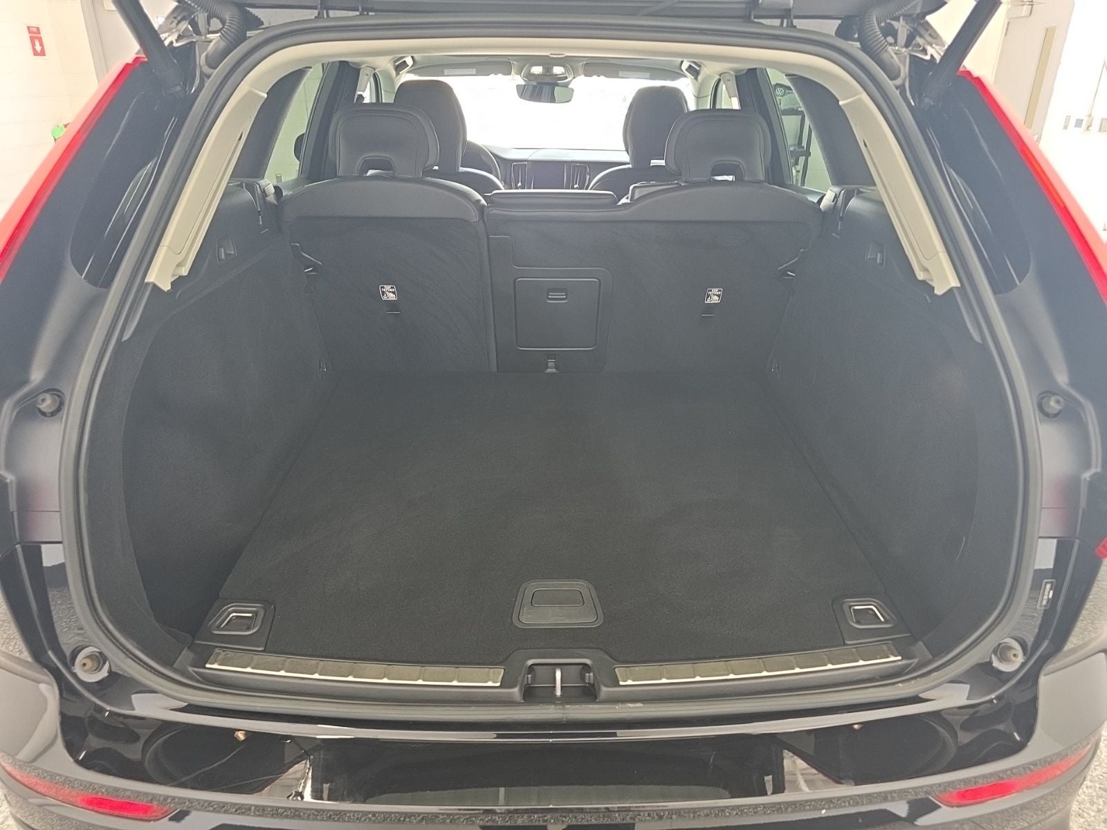 2023 Volvo XC60 B5 Plus Dark Theme