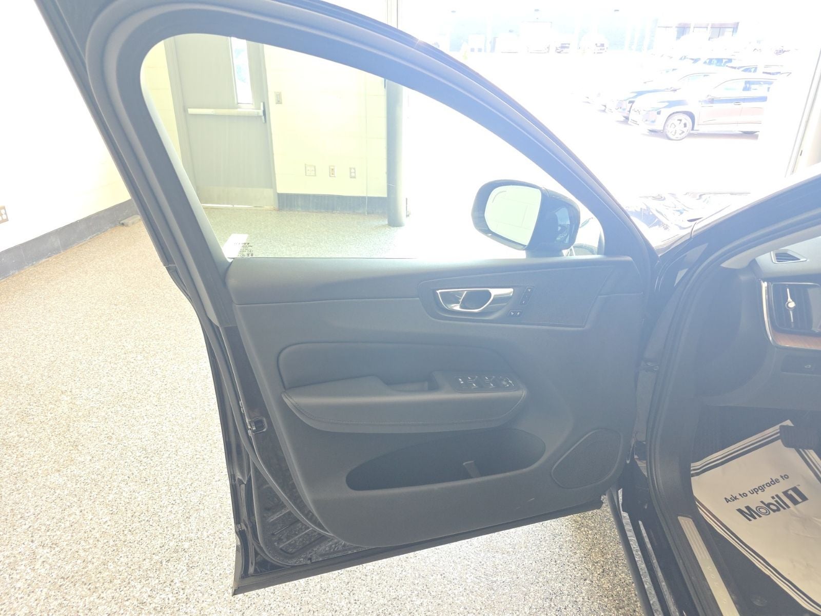 2023 Volvo XC60 B5 Plus Dark Theme