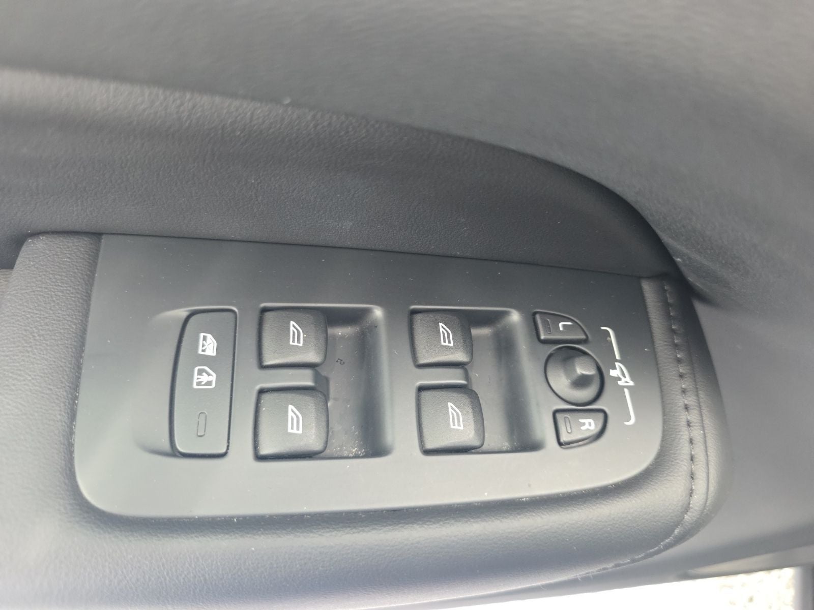 2023 Volvo XC60 B5 Plus Dark Theme