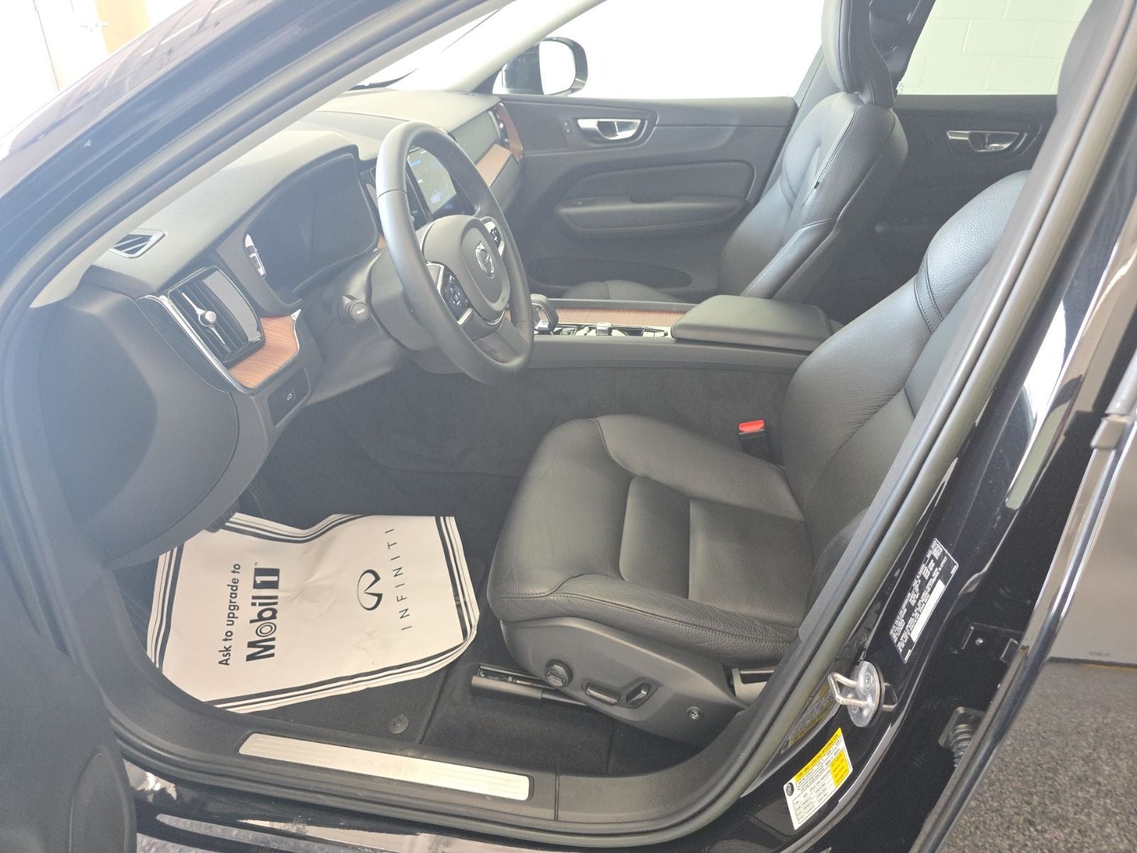 2023 Volvo XC60 B5 Plus Dark Theme