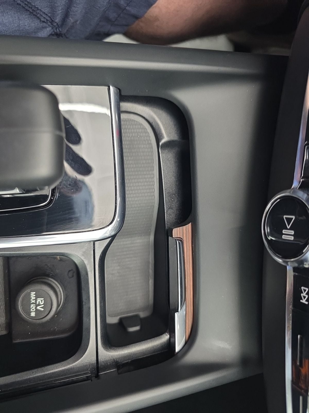 2023 Volvo XC60 B5 Plus Dark Theme