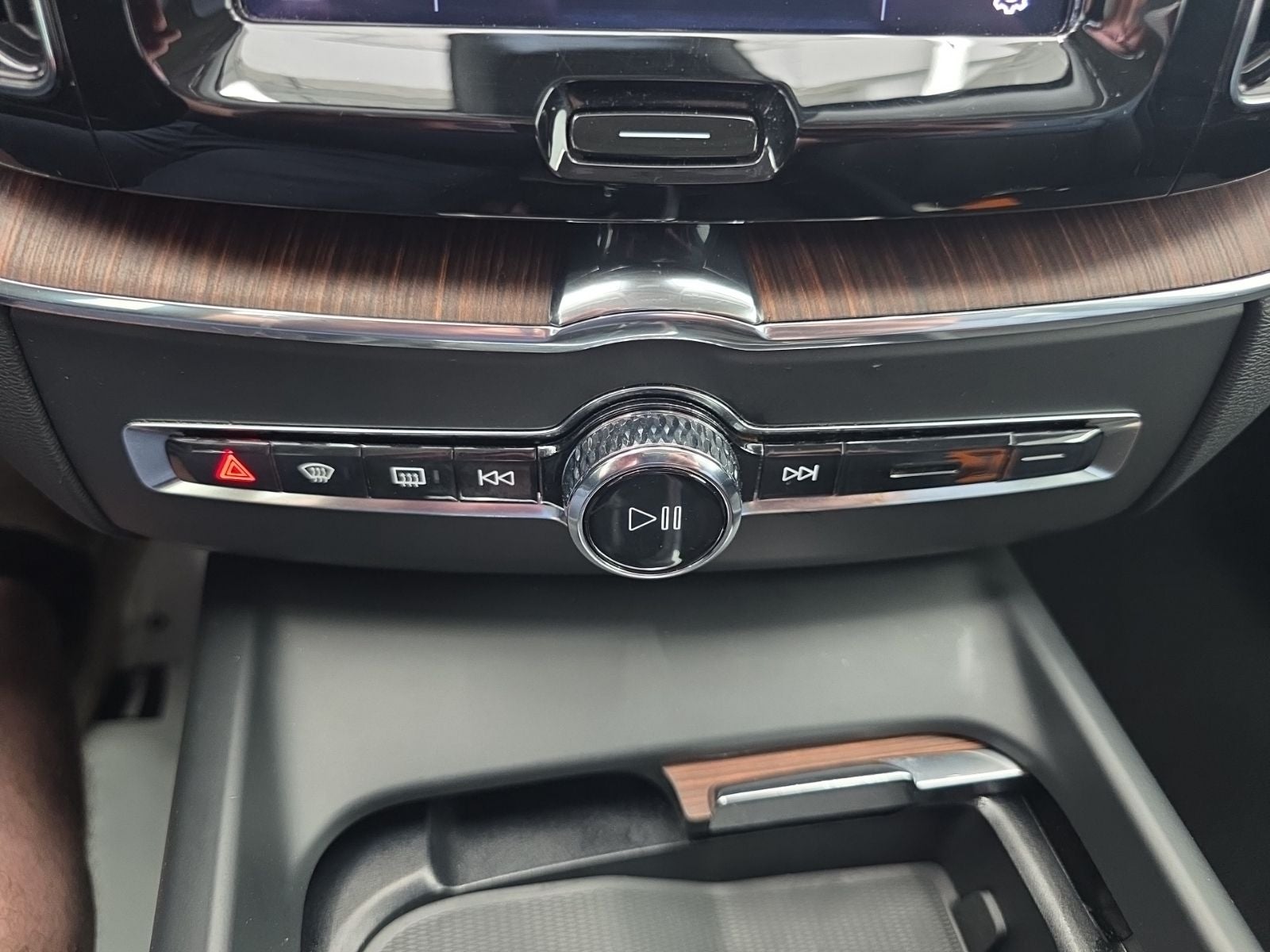 2023 Volvo XC60 B5 Plus Dark Theme