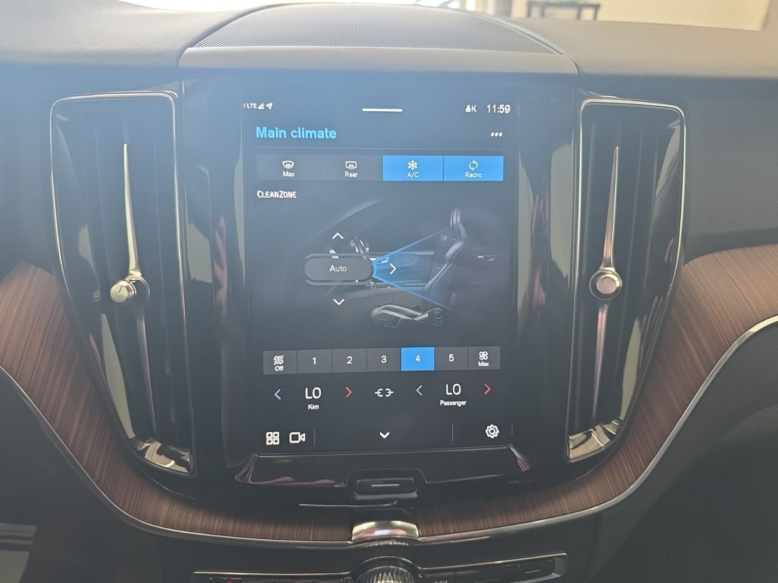 2023 Volvo XC60 B5 Plus Dark Theme