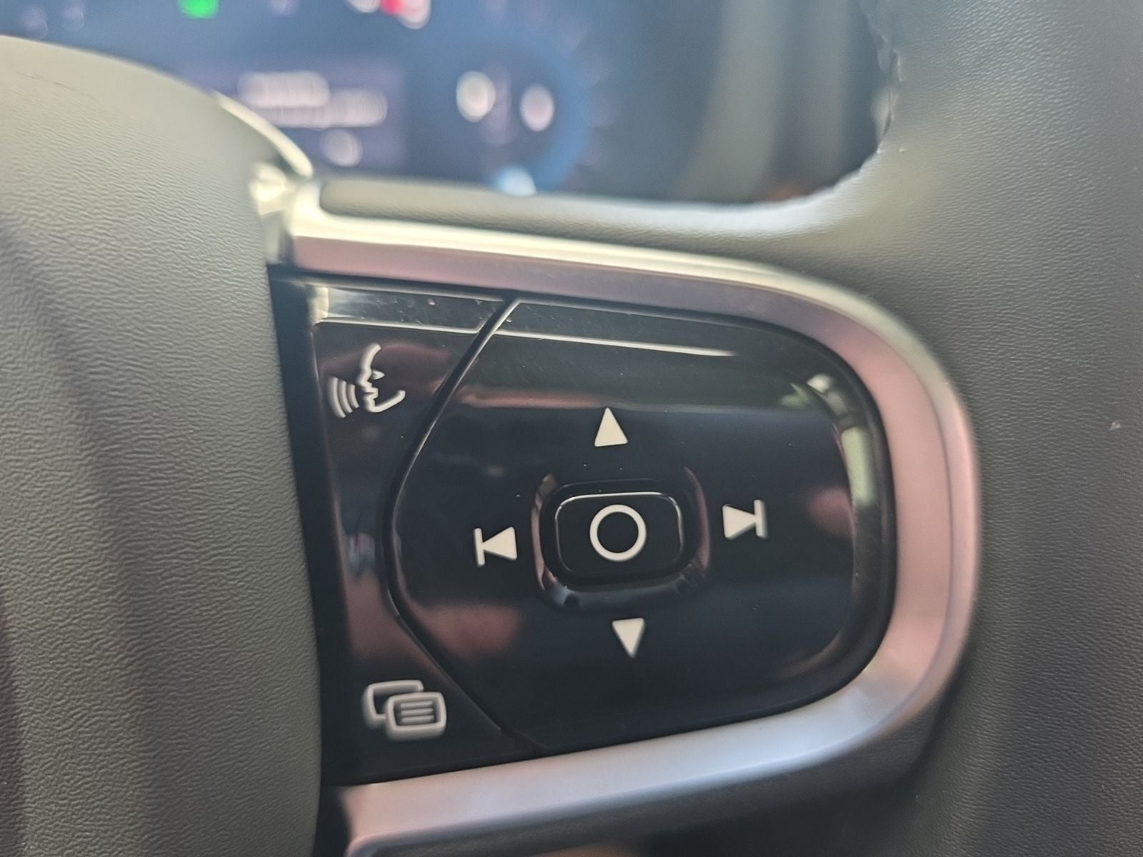 2023 Volvo XC60 B5 Plus Dark Theme