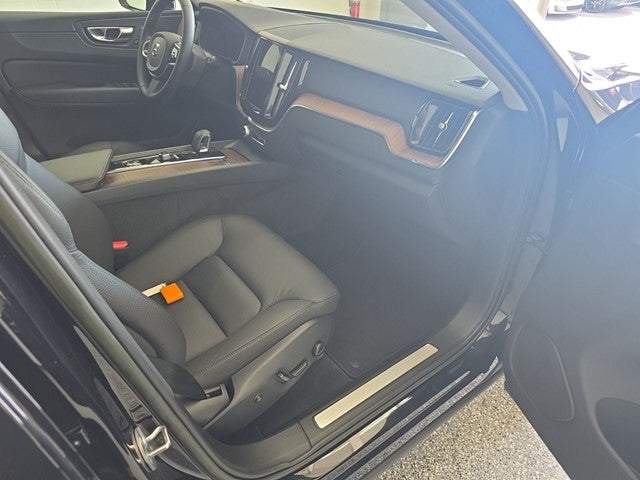 2023 Volvo XC60 B5 Plus Dark Theme